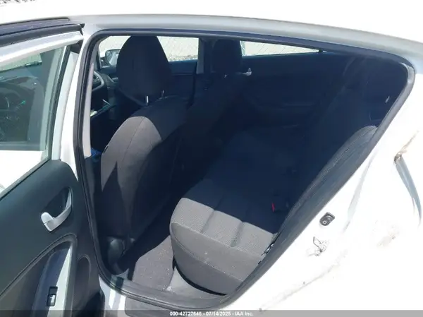 KNAFK5A86H5706083 2017 KIA FORTE - Image 8
