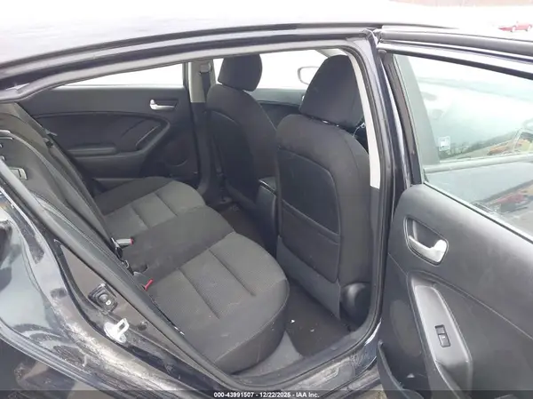 KNAFK5A86H5712756 2017 KIA FORTE - Image 8