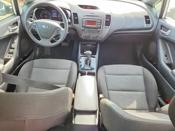 KNAFK5A86H5721702 2017 KIA FORTE - Image 8