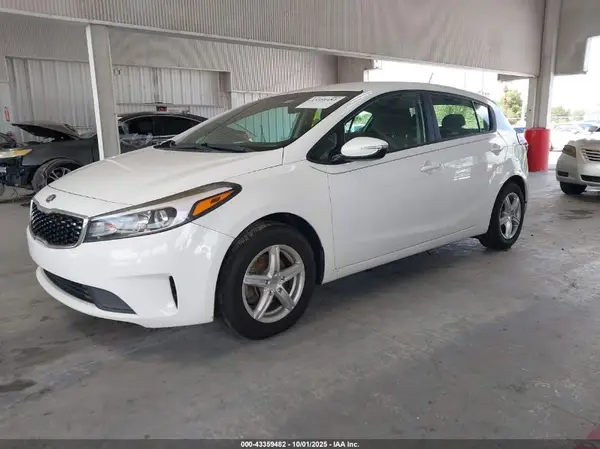 KNAFK5A87H5702821 2017 KIA FORTE - Image 2