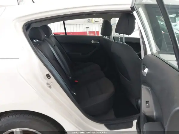KNAFK5A87H5702821 2017 KIA FORTE - Image 8