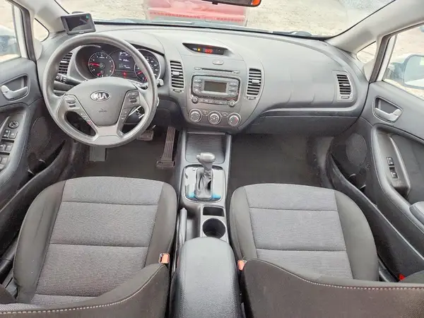 KNAFK5A87H5707792 2017 KIA FORTE - Image 8