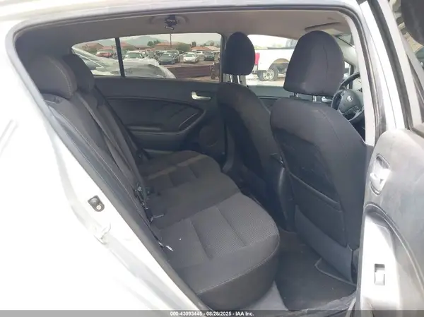KNAFK5A88H5695216 2017 KIA FORTE - Image 8
