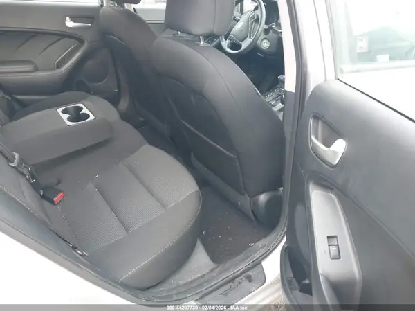 KNAFK5A89H5674584 2017 KIA FORTE - Image 8
