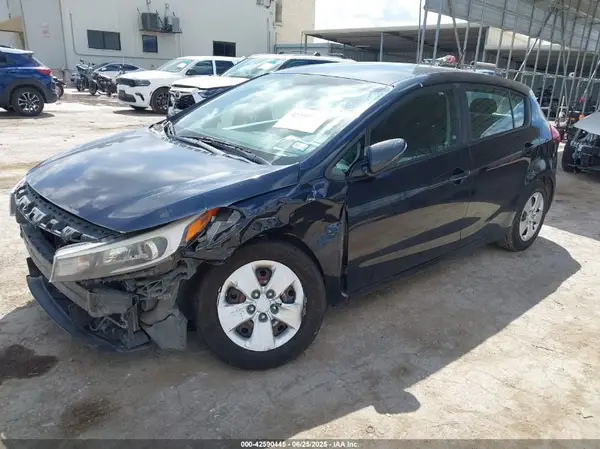 KNAFK5A89H5683429 2017 KIA FORTE - Image 2