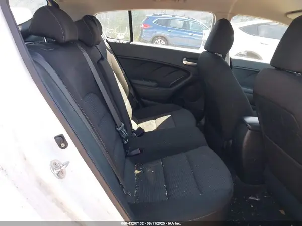 KNAFK5A89H5704781 2017 KIA FORTE - Image 8