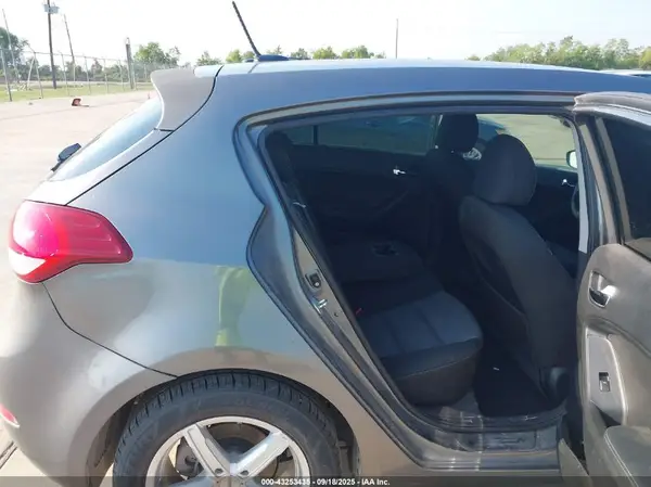 KNAFK5A8XG5527060 2016 KIA FORTE - Image 8