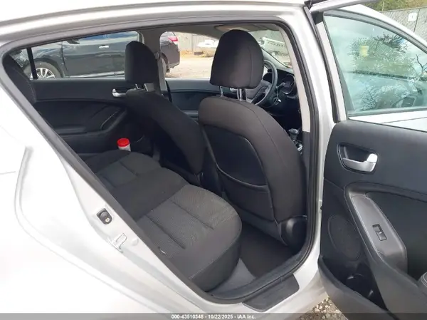 KNAFK5A8XH5670303 2017 KIA FORTE - Image 8