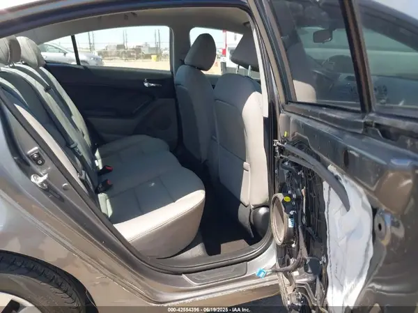 KNAFX4A60G5442190 2016 KIA FORTE - Image 8