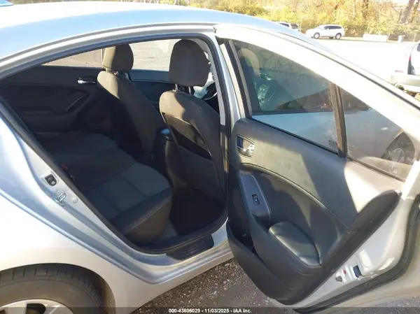 KNAFX4A61G5504261 2016 KIA FORTE - Image 8