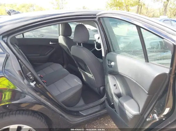 KNAFX4A62G5476681 2016 KIA FORTE - Image 8