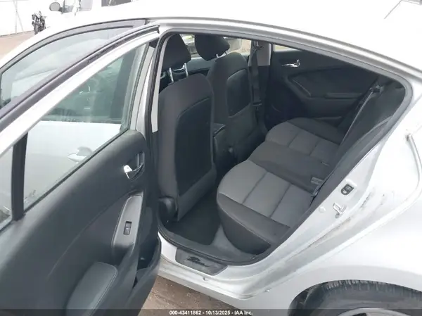 KNAFX4A63G5506268 2016 KIA FORTE - Image 8