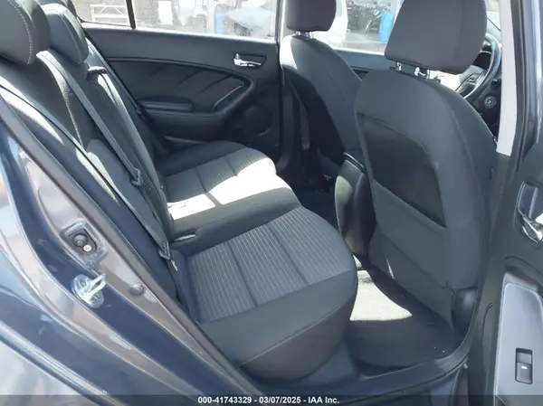 KNAFX4A65G5560171 2016 KIA FORTE - Image 8