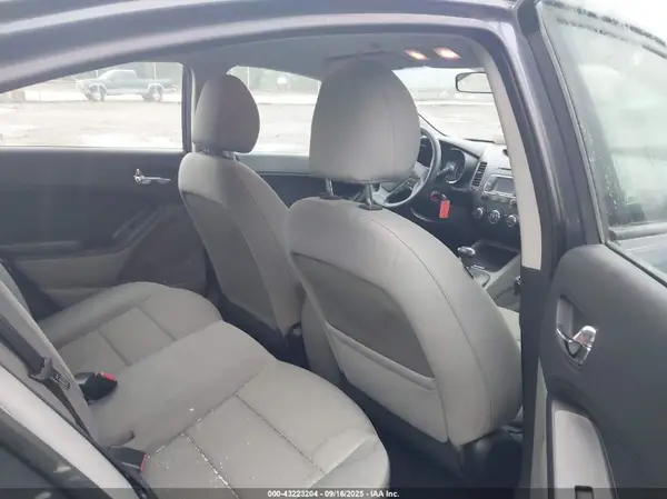 KNAFX4A65G5605951 2016 KIA FORTE - Image 8
