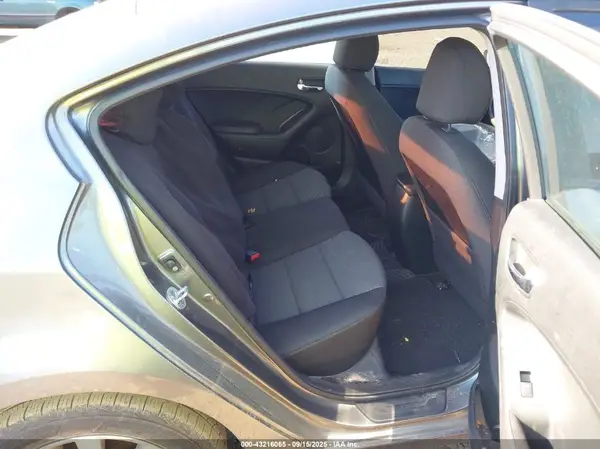 KNAFX4A65G5609188 2016 KIA FORTE - Image 8