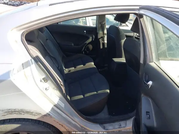 KNAFX4A66G5457468 2016 KIA FORTE - Image 8
