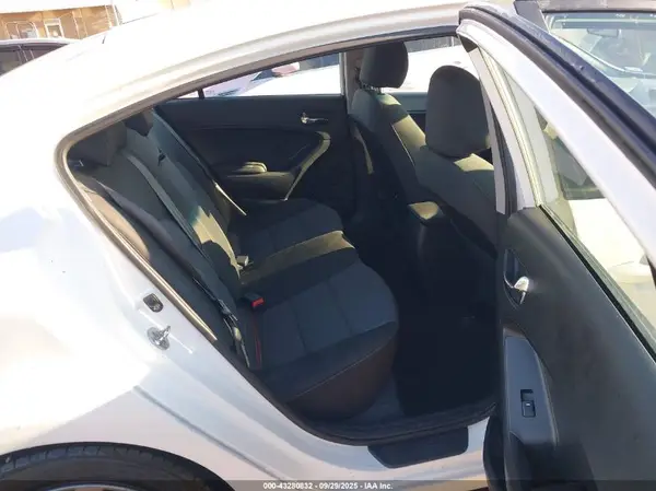 KNAFX4A67G5446513 2016 KIA FORTE - Image 8