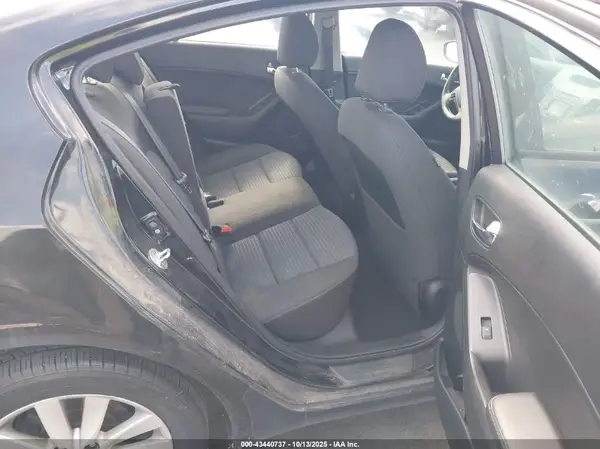 KNAFX4A67G5560138 2016 KIA FORTE - Image 8