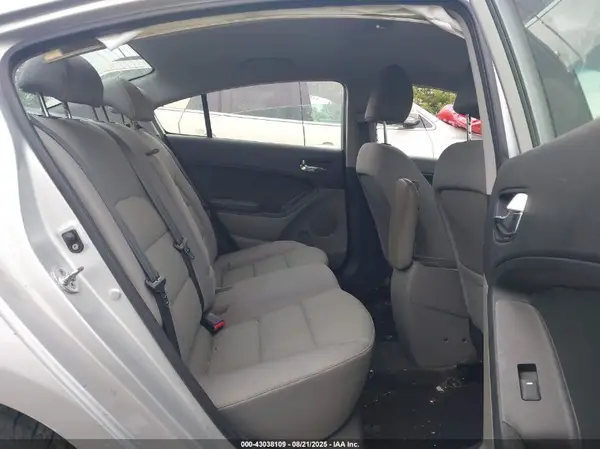 KNAFX4A69G5526492 2016 KIA FORTE - Image 8