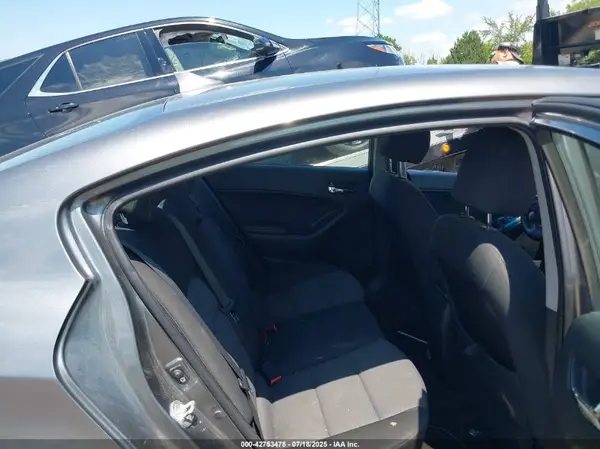 KNAFX4A69G5574882 2016 KIA FORTE - Image 8