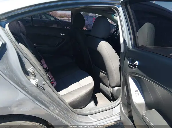 KNAFX4A6XG5517722 2016 KIA FORTE - Image 8