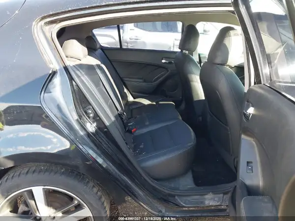 KNAFX5A80H5668190 2017 KIA FORTE - Image 8