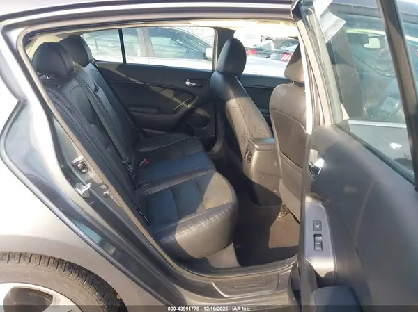 KNAFX5A81G5628912 2016 KIA FORTE - Image 8