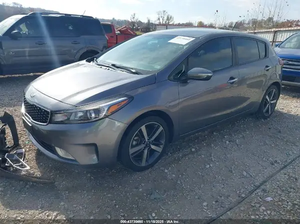 KNAFX5A83H5721190 2017 KIA FORTE - Image 2