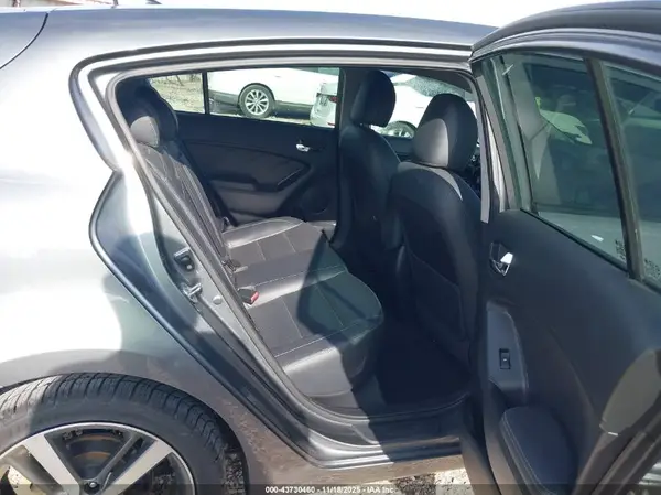 KNAFX5A83H5721190 2017 KIA FORTE - Image 8