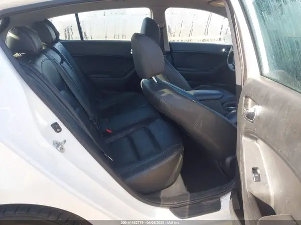 KNAFX5A85H5727556 2017 KIA FORTE - Image 8