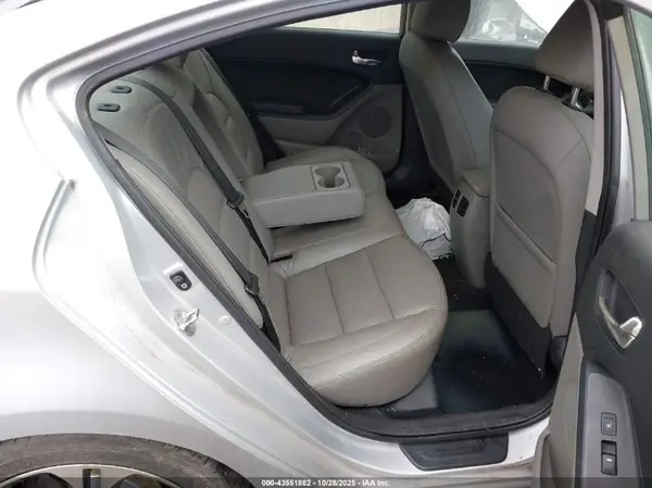 KNAFZ4A81G5451377 2016 KIA FORTE - Image 8