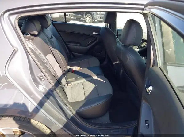 KNAFZ5A35G5631861 2016 KIA FORTE - Image 8