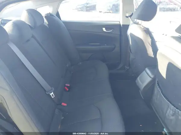 KNAGT4L30J5235244 2018 KIA OPTIMA - Image 8