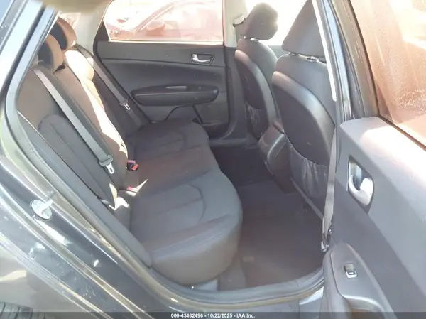 KNAGT4L31G5112190 2016 KIA OPTIMA - Image 8
