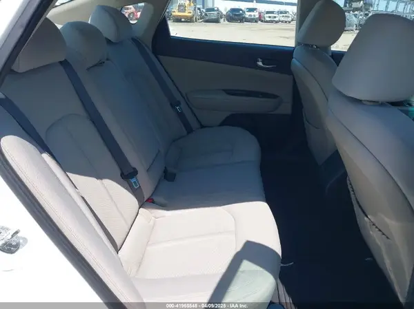KNAGT4L31H5179289 2017 KIA OPTIMA - Image 8