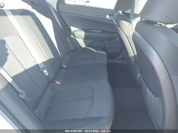 KNAGT4L32G5103661 2016 KIA OPTIMA - Image 8
