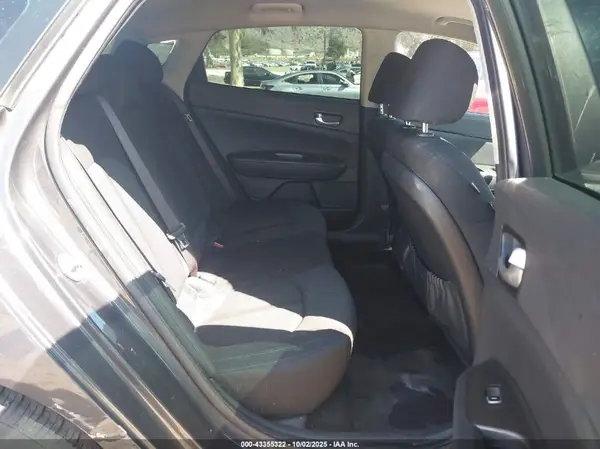 KNAGT4L32J5213827 2018 KIA OPTIMA - Image 8