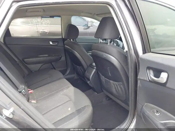 KNAGT4L32J5213911 2018 KIA OPTIMA - Image 8