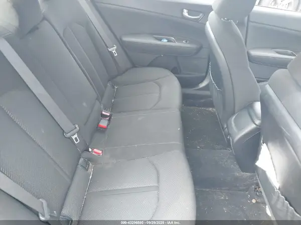 KNAGT4L33H5137917 2017 KIA OPTIMA - Image 8