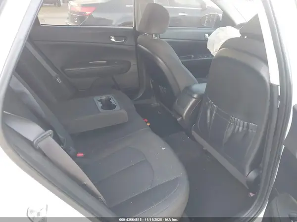 KNAGT4L33H5157360 2017 KIA OPTIMA - Image 8
