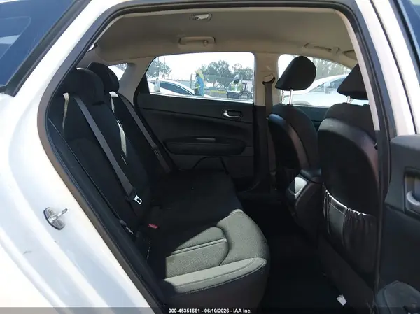KNAGT4L34H5156153 2017 KIA OPTIMA - Image 8