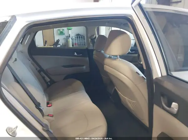 KNAGT4L35H5137739 2017 KIA OPTIMA - Image 8