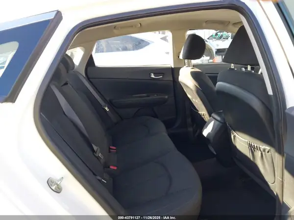 KNAGT4L35J5216625 2018 KIA OPTIMA - Image 8
