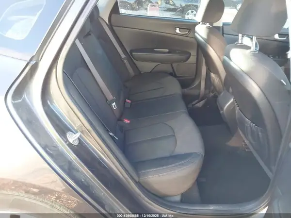 KNAGT4L35J5219685 2018 KIA OPTIMA - Image 8