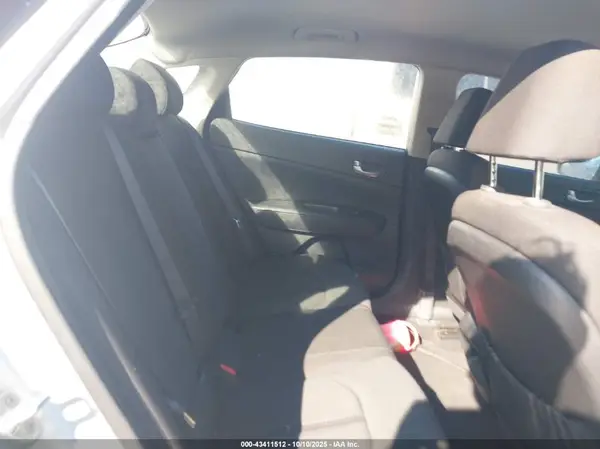 KNAGT4L36H5147941 2017 KIA OPTIMA - Image 8