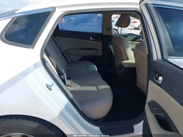 KNAGT4L38G5083772 2016 KIA OPTIMA - Image 8