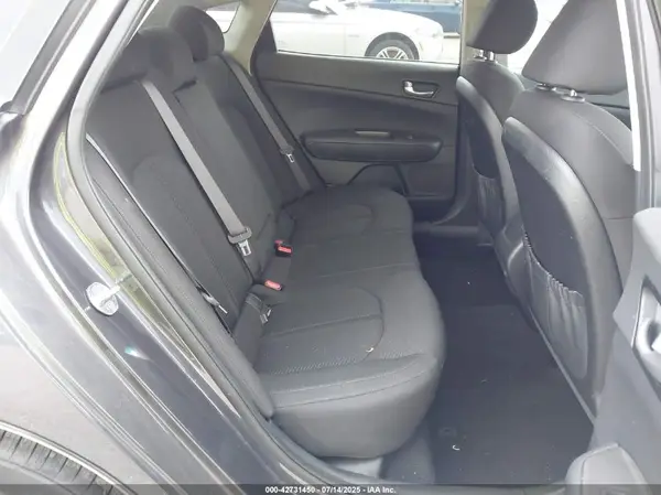 KNAGT4L38H5182948 2017 KIA OPTIMA - Image 8