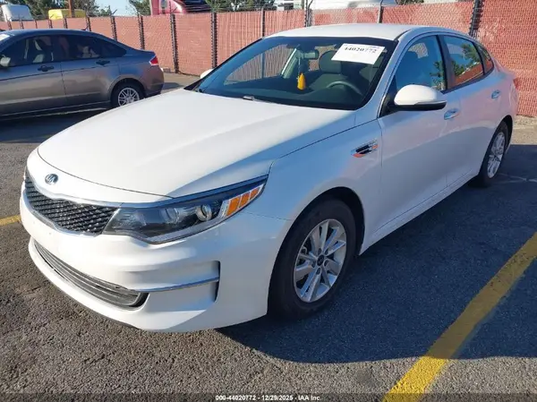 KNAGT4L38J5202623 2018 KIA OPTIMA - Image 2