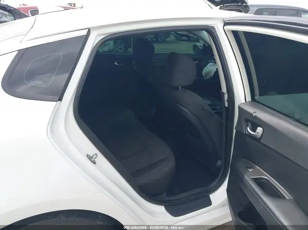 KNAGT4L39J5205806 2018 KIA OPTIMA - Image 8