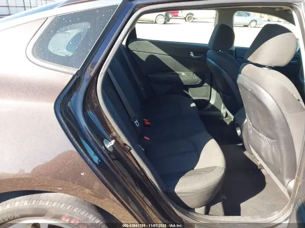 KNAGT4L39J5233301 2018 KIA OPTIMA - Image 8